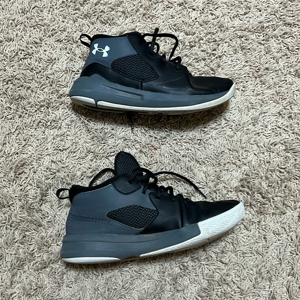 Boys black under armour high top tennis shoes size 7Y